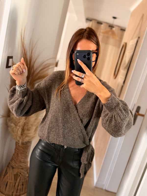 Pull cache-coeur taupe